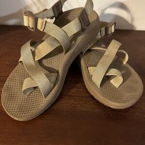 Women Chaco Cloud Size 9 Gold & Brown